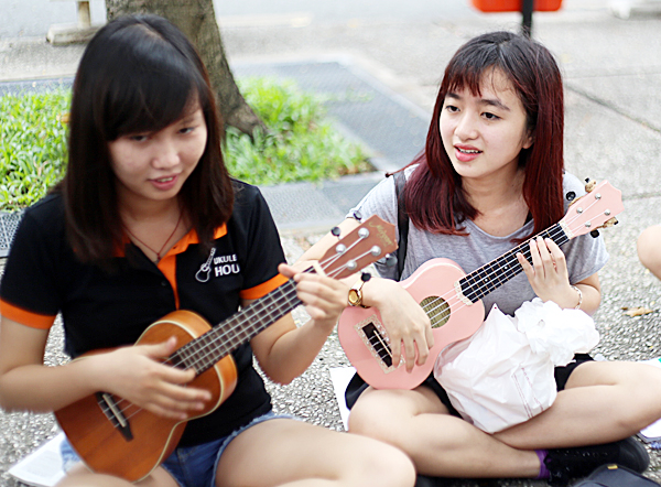 Học chơi đàn ukulele không khó